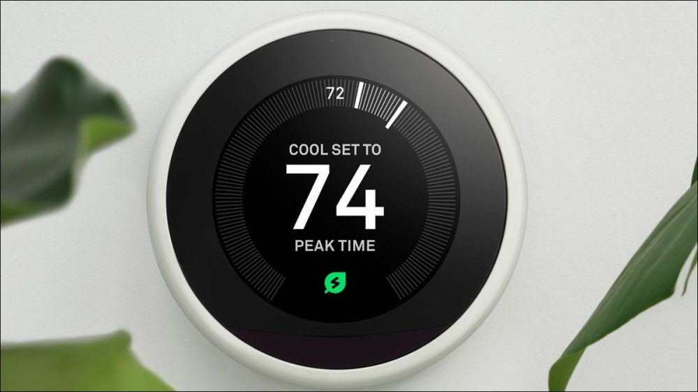 A Nest Learning Thermostat showing the peak-time energy saving feature.